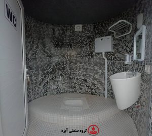 طراحی داخلی توالت پیش ساخته با کاشی استخری سبز، روشویی پایهدار و فلاش تانک
