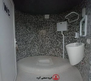 طراحی داخلی توالت پیش ساخته با کاشی استخری سبز، روشویی پایهدار و فلاش تانک