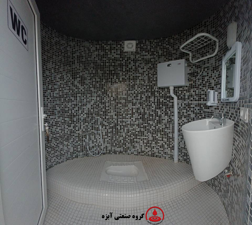 طراحی داخلی توالت پیش ساخته با کاشی استخری سبز، روشویی پایهدار و فلاش تانک